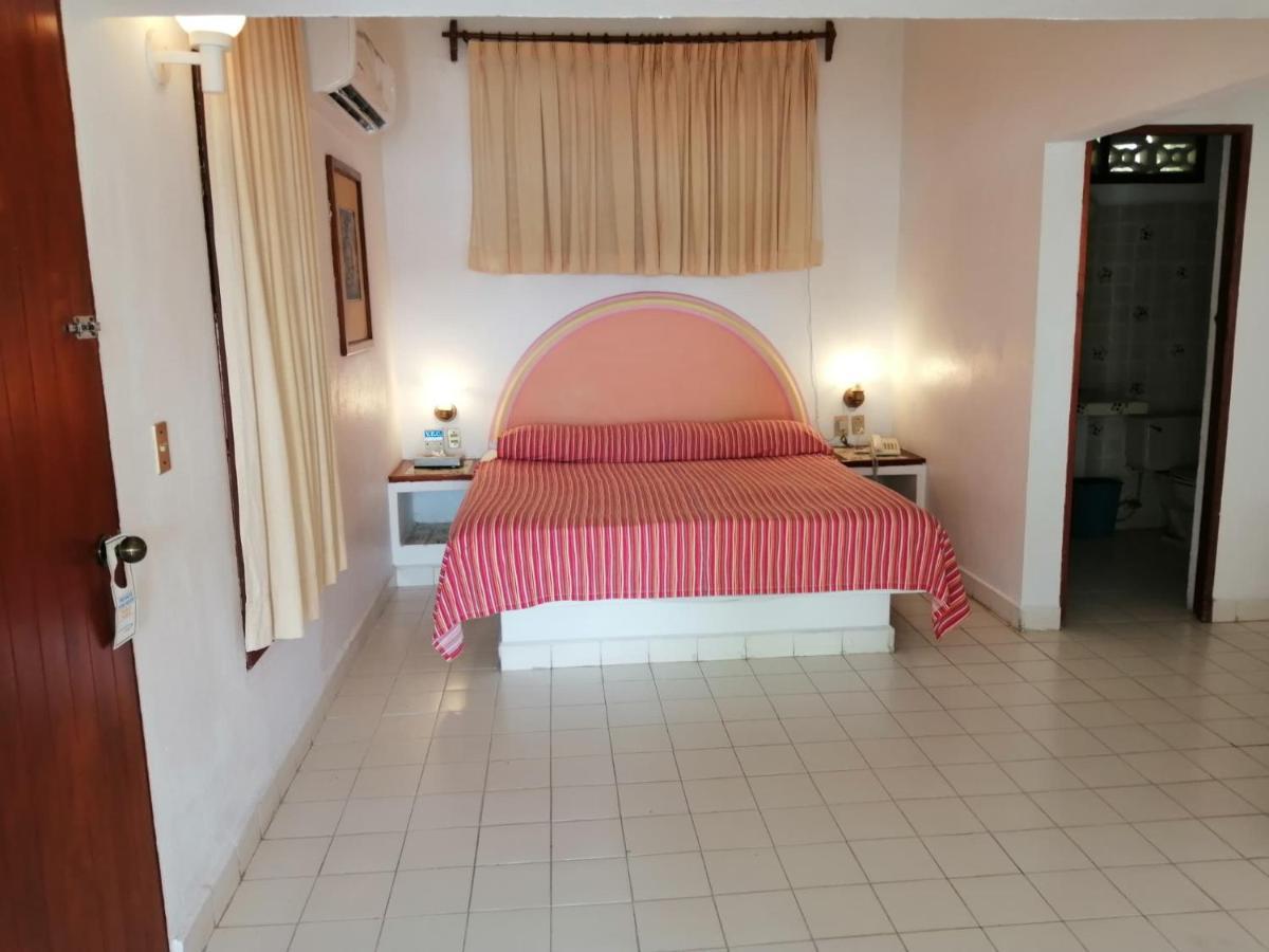 Hotel Catalina Beach Resort Zihuatanejo Exterior photo